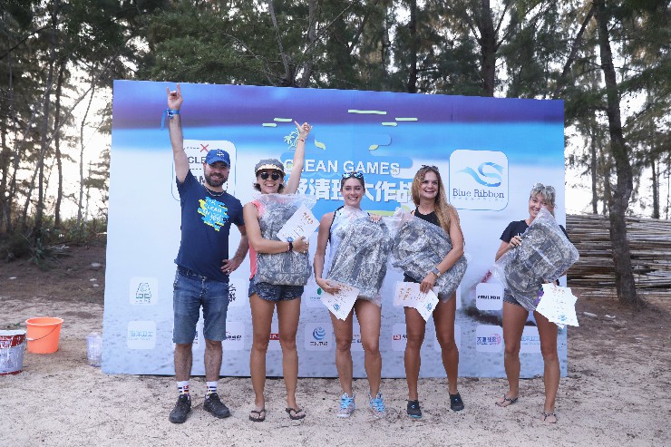 2月23日，俄羅斯環保組織Clean Games的創始人和會長Dmitry Ioffe為獲獎外國志愿者友人派發獎品并合影留念