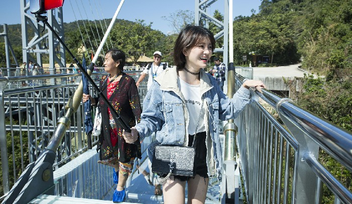 游客體驗玻璃觀景平臺