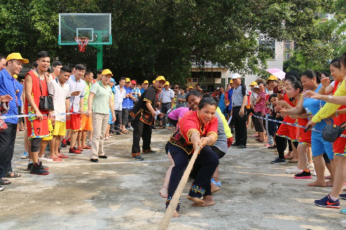 4、女子拔河，勢均力敵