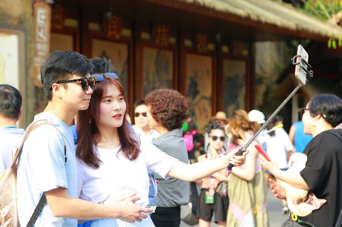 3、年輕情侶在景區(qū)幸福自拍