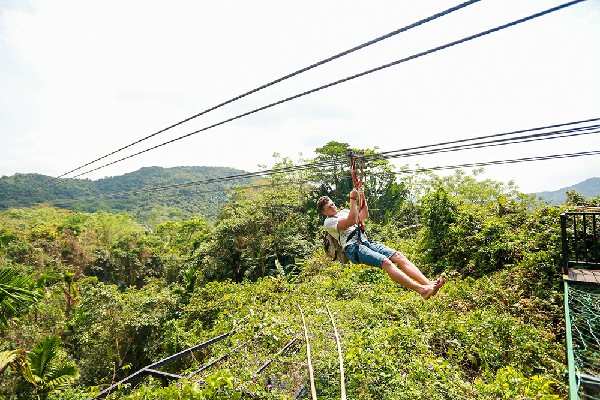 俄羅斯知名博主體驗高空滑索