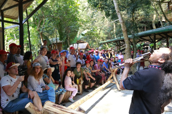 8、俄羅斯網(wǎng)紅眷侶觀看”上刀山下火海“表演