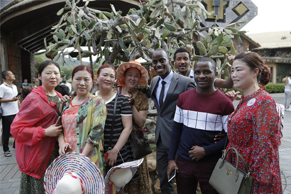 非洲記者團(tuán)成員吸引游客前來合影_副本