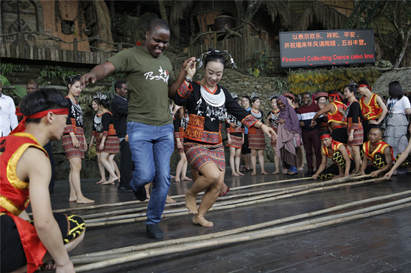 非洲記者團(tuán)受邀參與打柴舞互動(dòng)_副本