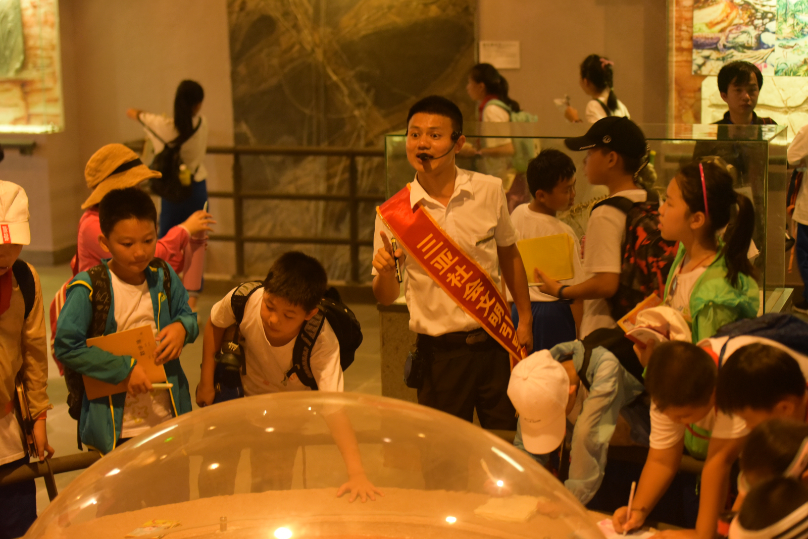學(xué)生們認(rèn)真聆聽(tīng)博物館講解