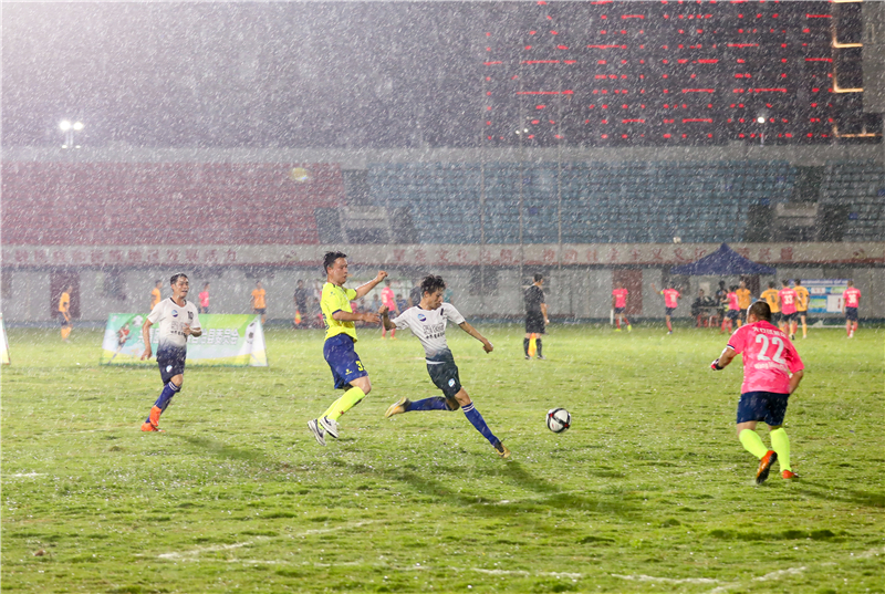 當晚的揭幕戰中運動員突破防守射門