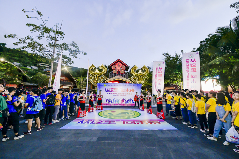 2、海南省農(nóng)墾實(shí)驗(yàn)中學(xué)高中畢業(yè)生在景區(qū)三月三廣場(chǎng)參加主題活動(dòng)