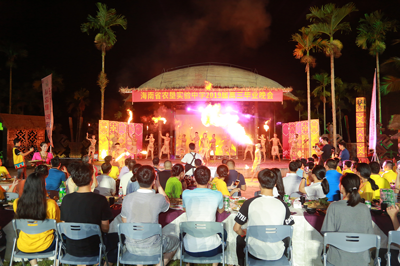 6、景區(qū)演員在晚會(huì)上展示黎族“噴火”特技