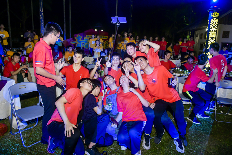 9、同學(xué)們?cè)诋厴I(yè)晚會(huì)現(xiàn)場(chǎng)開心自拍