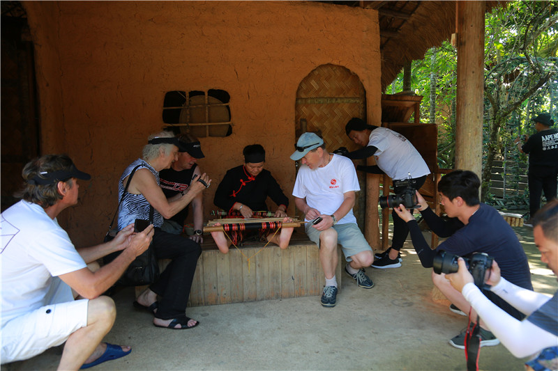 3、攝制組錄制俄羅斯友人與黎族阿婆織錦互動