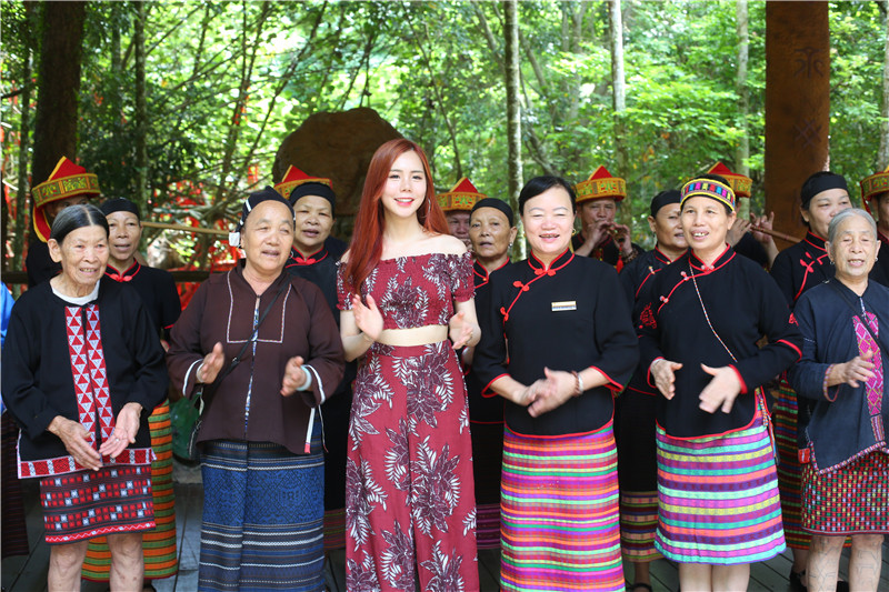 4、馬來西亞網紅Serene Khoo Lik Yen與阿婆深情演唱海南經典民歌《久久不見久久見》