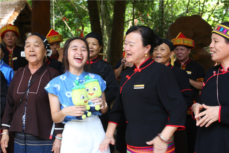 5、印度尼西亞網紅gritteagathaa與阿婆深情演唱海南經典民歌《久久不見久久見》