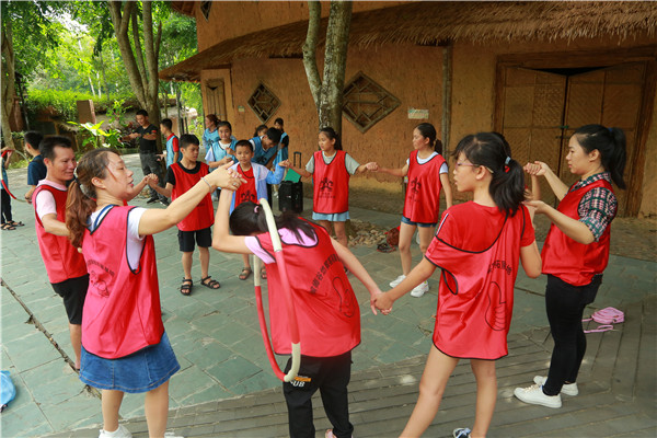 7、家長(zhǎng)和孩子們?cè)凇币蝗Φ降住坝螒蛑虚_(kāi)心互動(dòng)