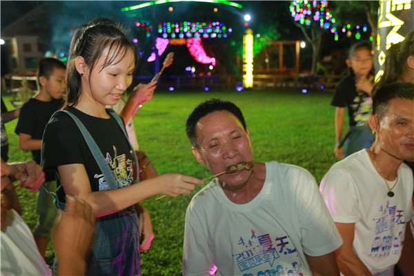 5、同學(xué)們親手烤制美食給家長(zhǎng)品嘗