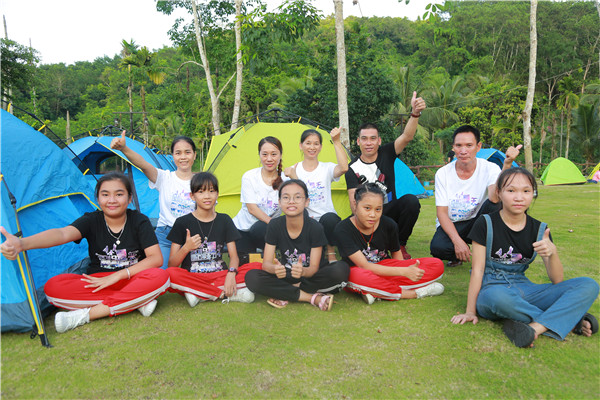 8、同學(xué)們和家長(zhǎng)在搭建好的帳篷前合影