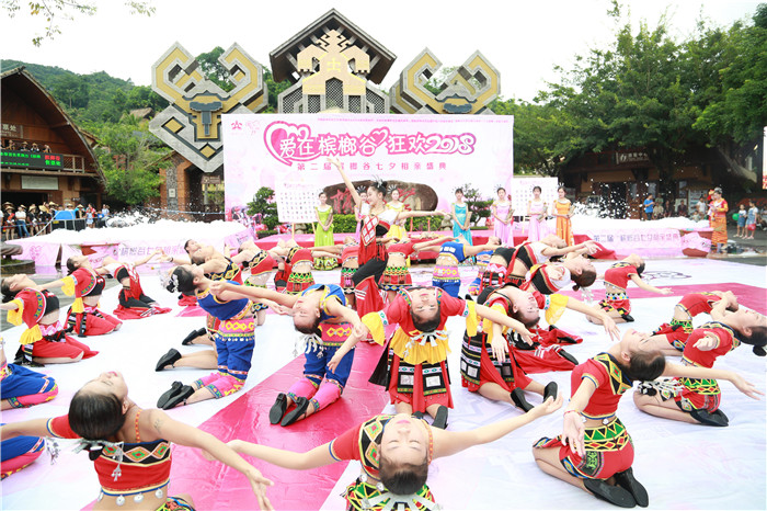 1、往屆七夕相親盛典開幕式，現場熱烈歡快的舞蹈