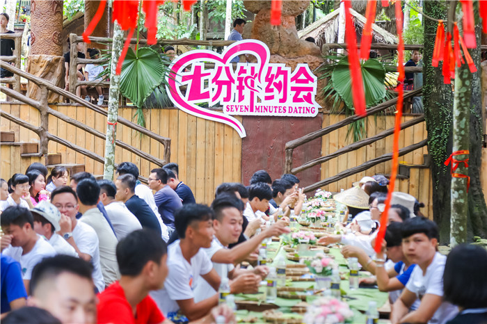 5、往屆七夕相親盛典活動，“才子佳人”面對面進行“7分鐘約會”