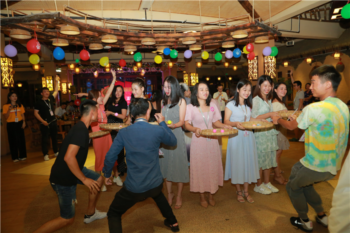 11、嘉賓開心互動