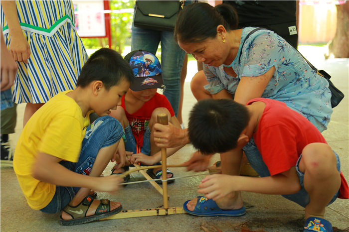 5、檳榔谷特色民族文創產品亮相嬉水節 將“非遺”帶回家