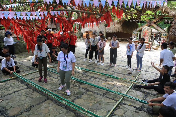 11、柬埔寨華裔青少年走進檳榔谷 “中國尋根之旅”探尋黎苗風情