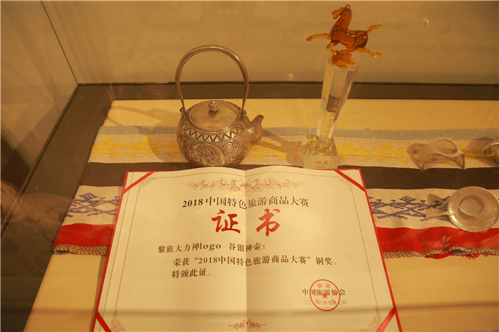 3、檳榔谷特色民族文創產品亮相嬉水節 將“非遺”帶回家