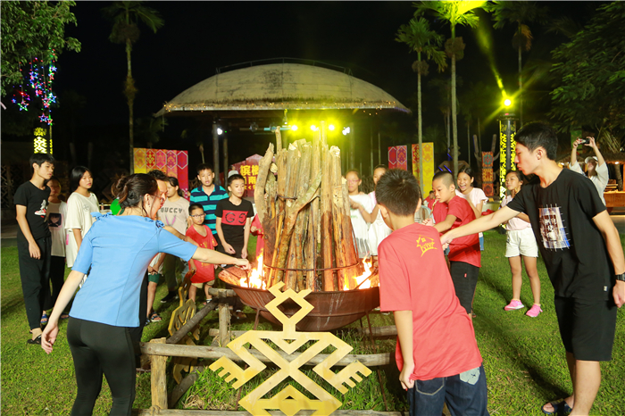 6、“少年演講家”玩轉(zhuǎn)檳榔谷 蕩槳飛歌“悠黎客”