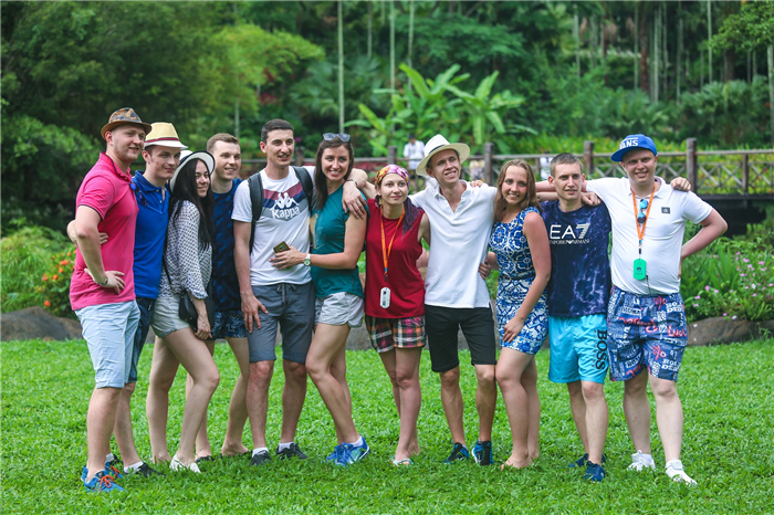 小圖：俄羅斯游客在濕地景觀區(qū)開心合影