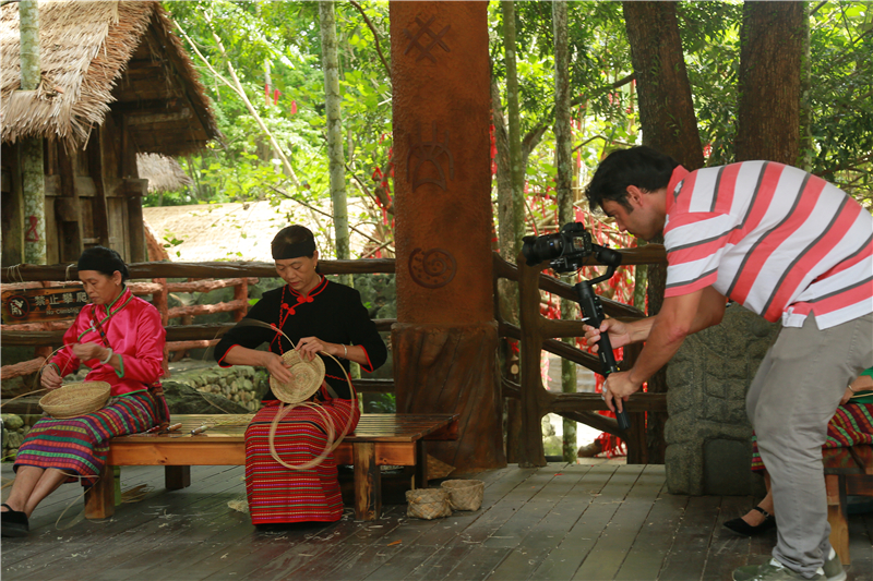6、《發(fā)現(xiàn)三亞》旅游大片登陸歐洲 檳榔谷盡顯獨(dú)特民族風(fēng)情