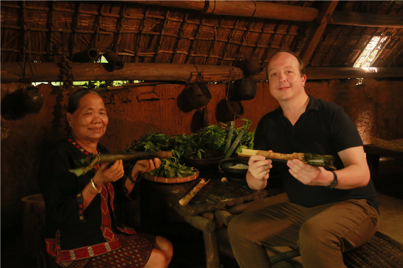 9、《發(fā)現(xiàn)三亞》旅游大片登陸歐洲 檳榔谷盡顯獨(dú)特民族風(fēng)情