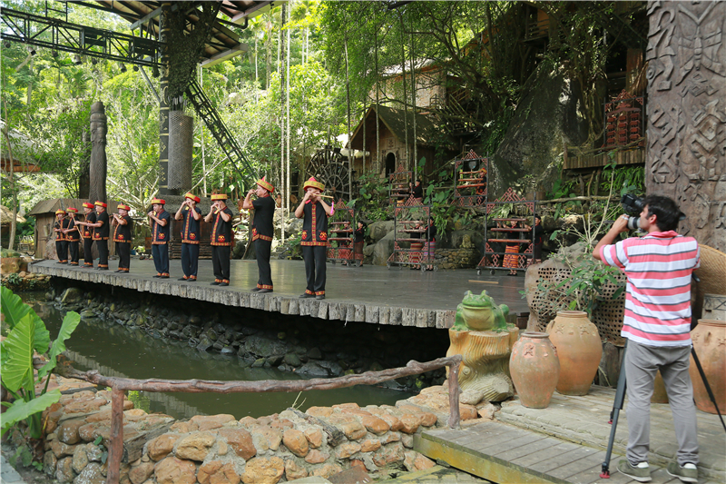 1、《發(fā)現(xiàn)三亞》旅游大片登陸歐洲 檳榔谷盡顯獨(dú)特民族風(fēng)情