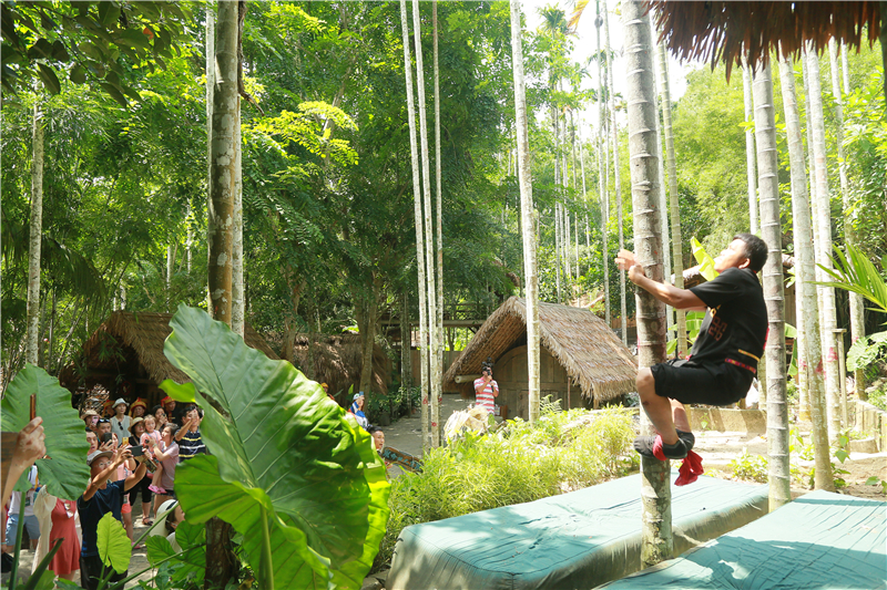 2、《發(fā)現(xiàn)三亞》旅游大片登陸歐洲 檳榔谷盡顯獨(dú)特民族風(fēng)情