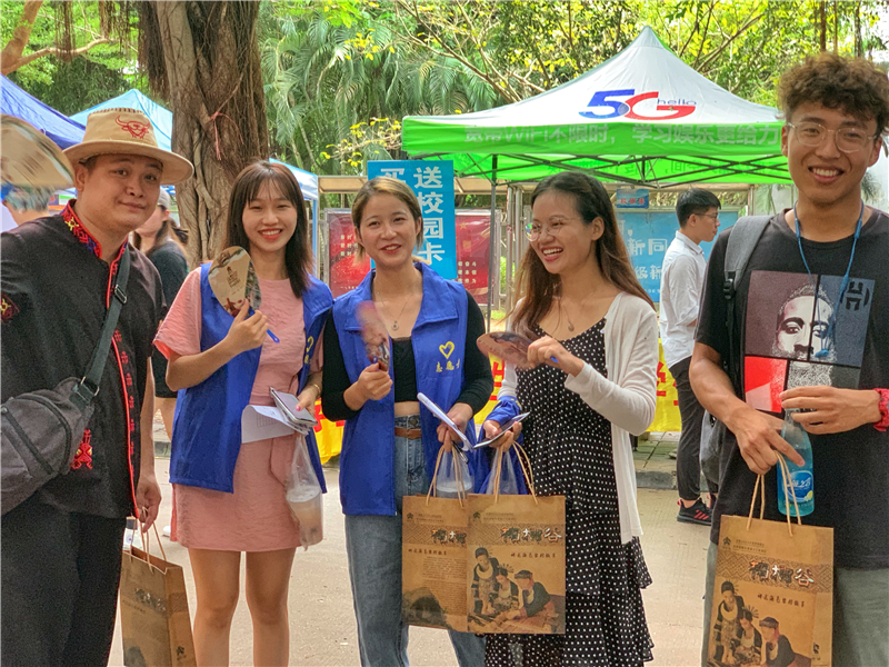 6.贈(zèng)送禮品給學(xué)生們