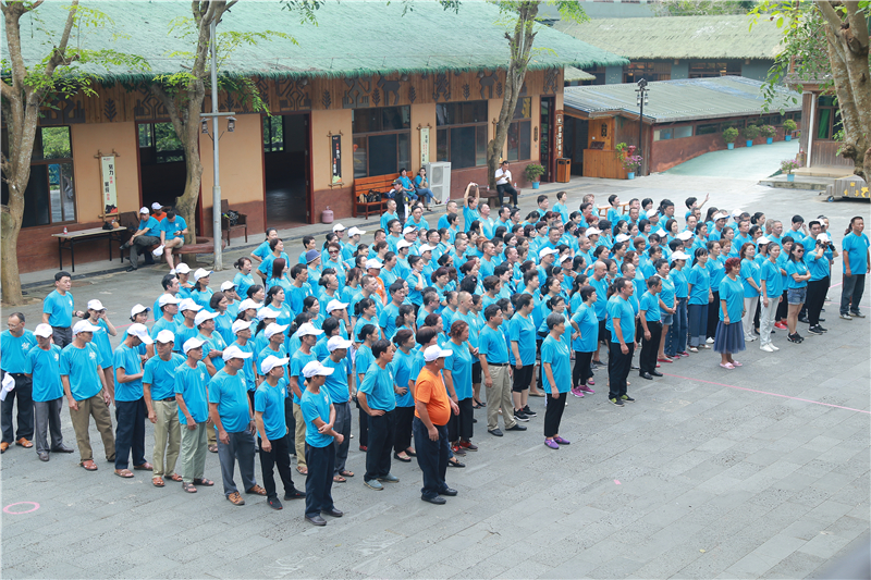 1、300名老同學分別40載 檳榔谷聚首重溫激情歲月