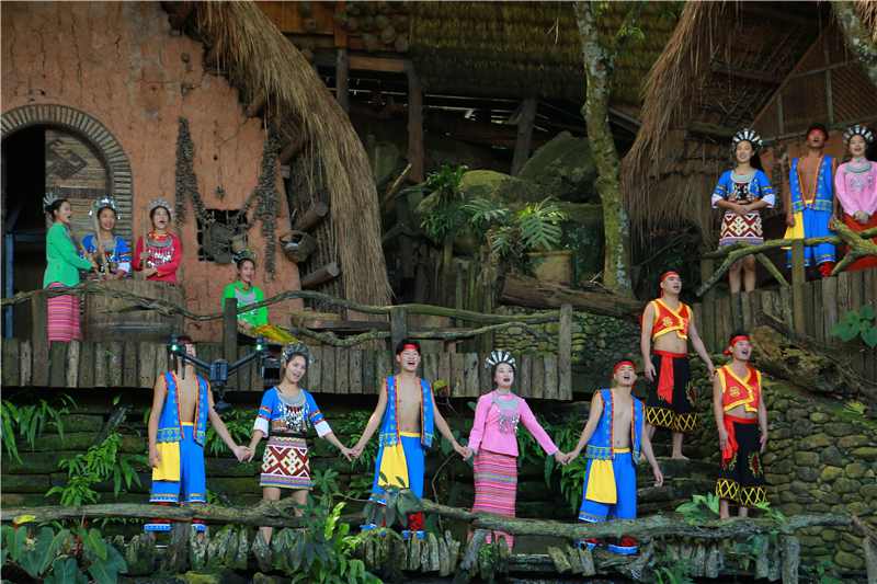 8、央視在檳榔谷錄制《我和我的祖國》56個民族同唱一首歌