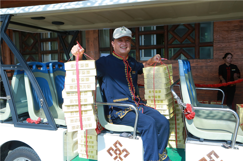 8、檳榔谷中秋慰問村民員工 2000余份月餅送農家暖人心