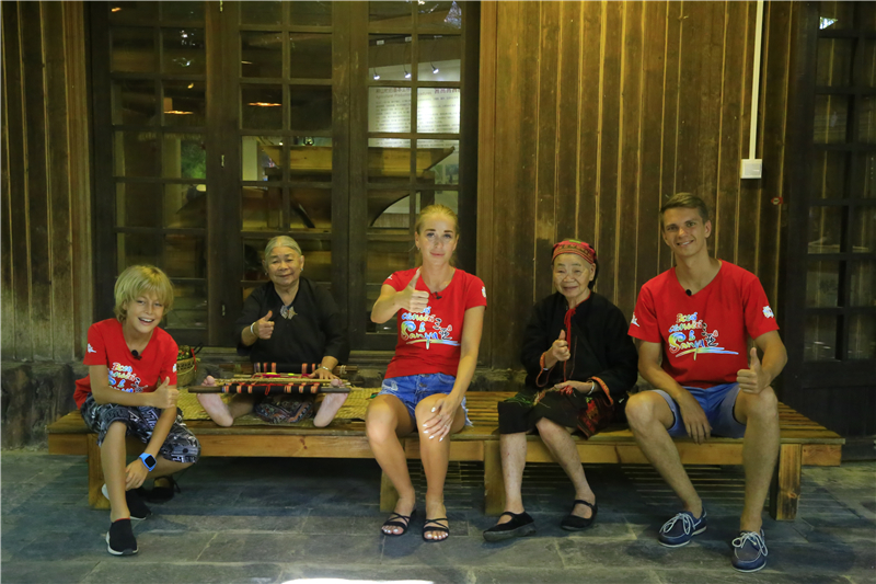 3、白俄羅斯旅游達人與黎族最后一代繡面文身老阿婆親切合影