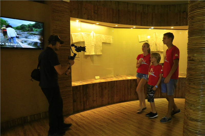 1、白俄羅斯旅游達人在景區展館中參觀黎族紡織技藝