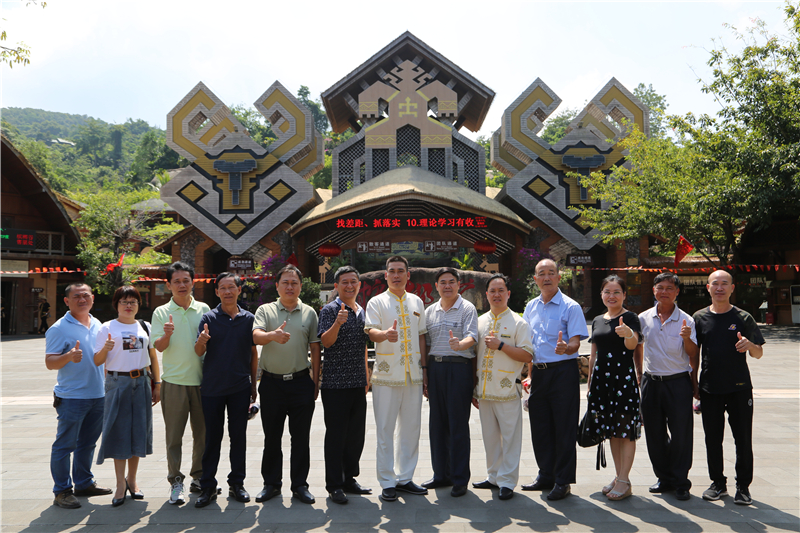 9、白沙縣省部級(jí)勞模考察團(tuán)到訪檳榔谷 學(xué)習(xí)美麗鄉(xiāng)村旅游扶貧經(jīng)驗(yàn)