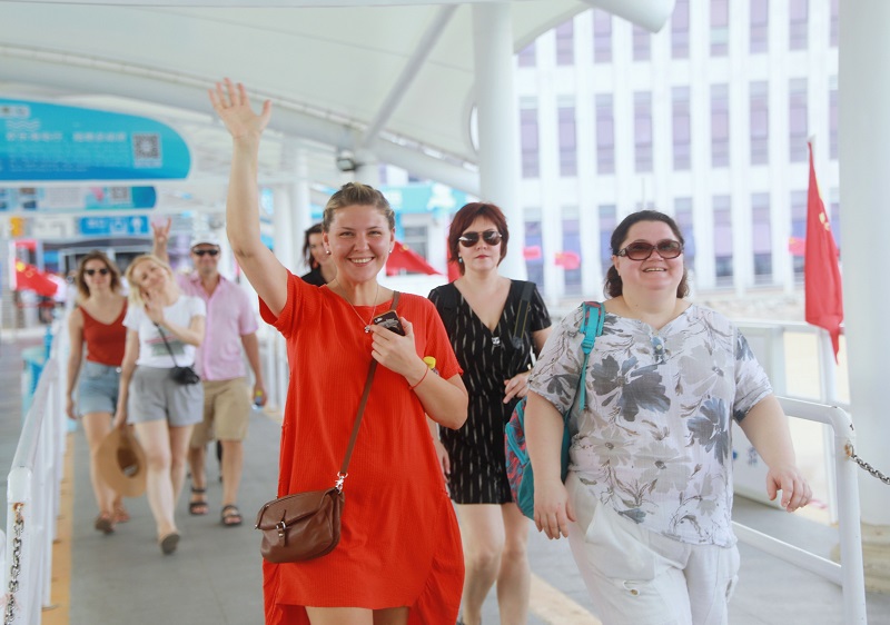 1、俄羅斯考察團走進蜈支洲島