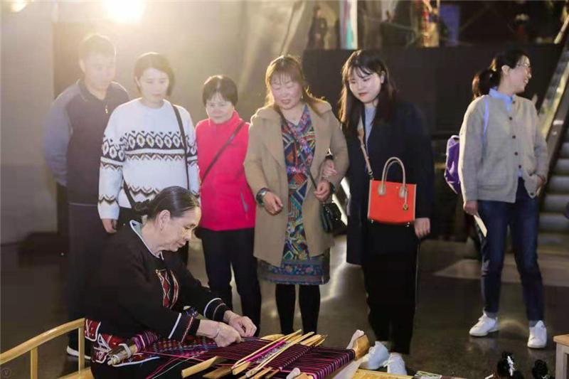 2、檳榔谷助力海南國(guó)際旅游島（上海）音樂推介會(huì) 邀請(qǐng)游客做黎家人