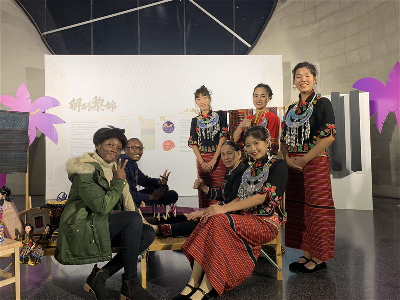 5、檳榔谷助力海南國(guó)際旅游島（上海）音樂推介會(huì) 邀請(qǐng)游客做黎家人