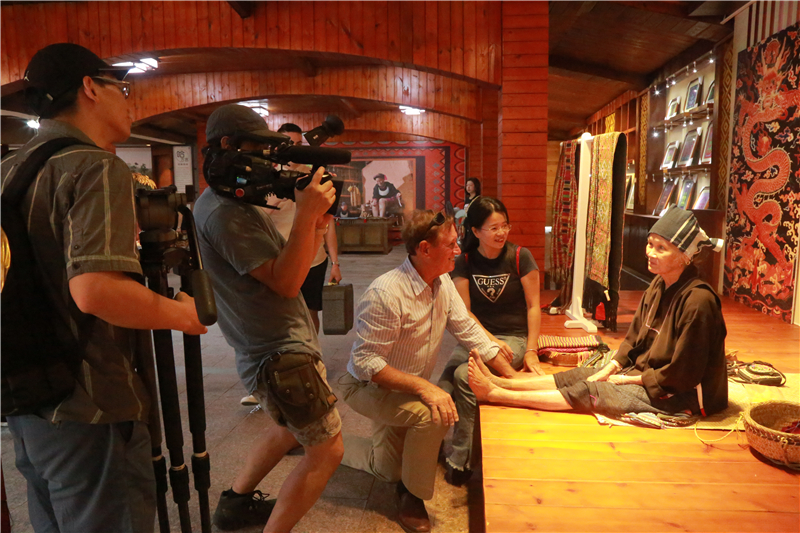 攝制組拍攝文身阿婆