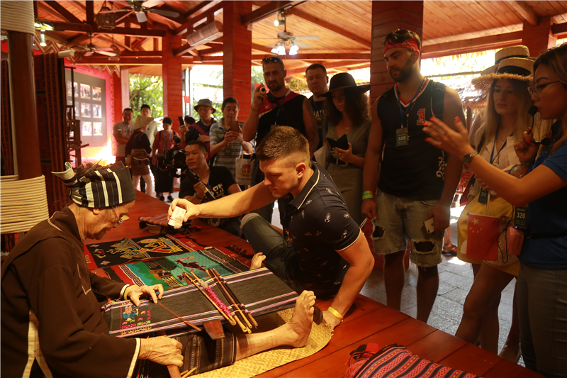 2、國際旅游達人聚焦黎族最后一代繡面文身老人黎錦手工技藝