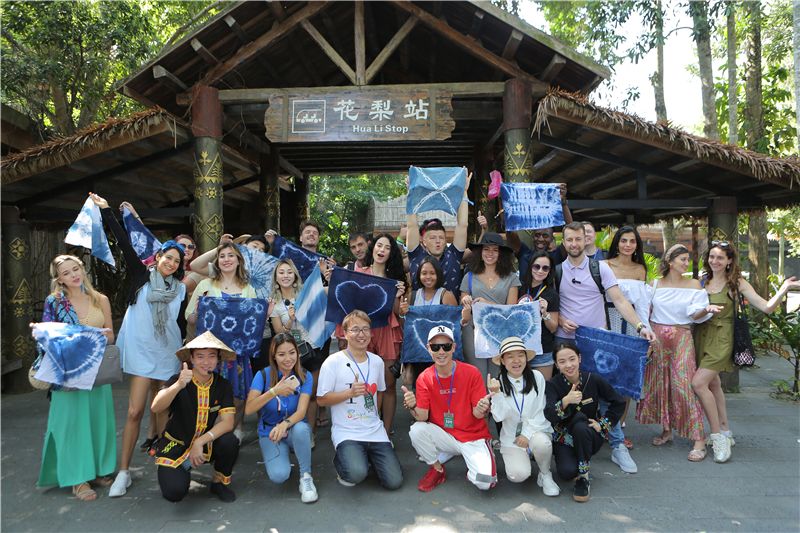 5、國際旅游達人展示苗族“扎染”作品