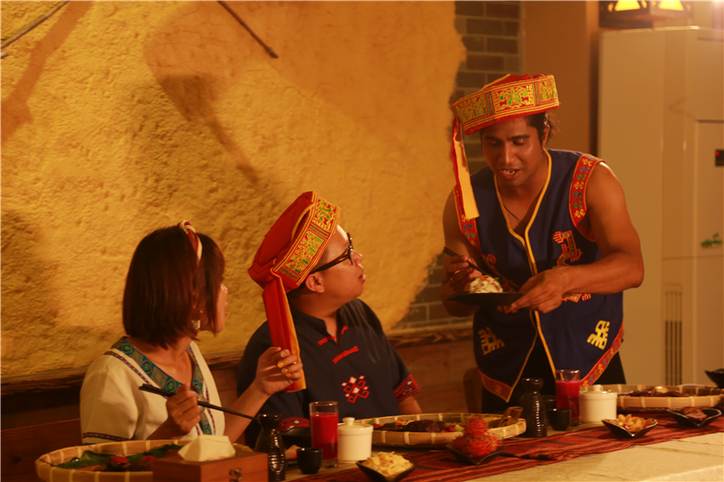 7、外國學(xué)徒品嘗黎族特色美食”簸箕餐