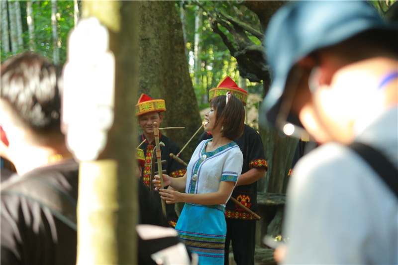 4、外國學(xué)徒學(xué)習(xí)吹奏黎族竹木樂器