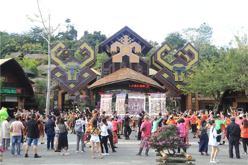 1、檳榔谷“賀歲套餐”繽紛多彩 黎苗文化+科幻元素體驗樂趣多