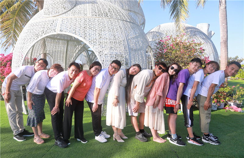 教師們用網紅拍照姿勢打卡蜈支洲島私人訂制泳池（1）