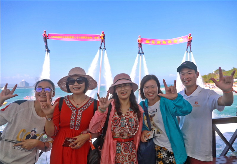 獲獎教師、教師觀看蜈支洲島海上表演并合影留念