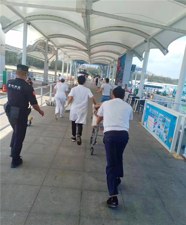 2、爭分奪秒，不到20分鐘完成了一場“生死時速”的水上救援